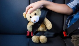 Un copil de 3 ani a murit în mașină, după ce tatăl a plecat să bea un ceai cu fratele său